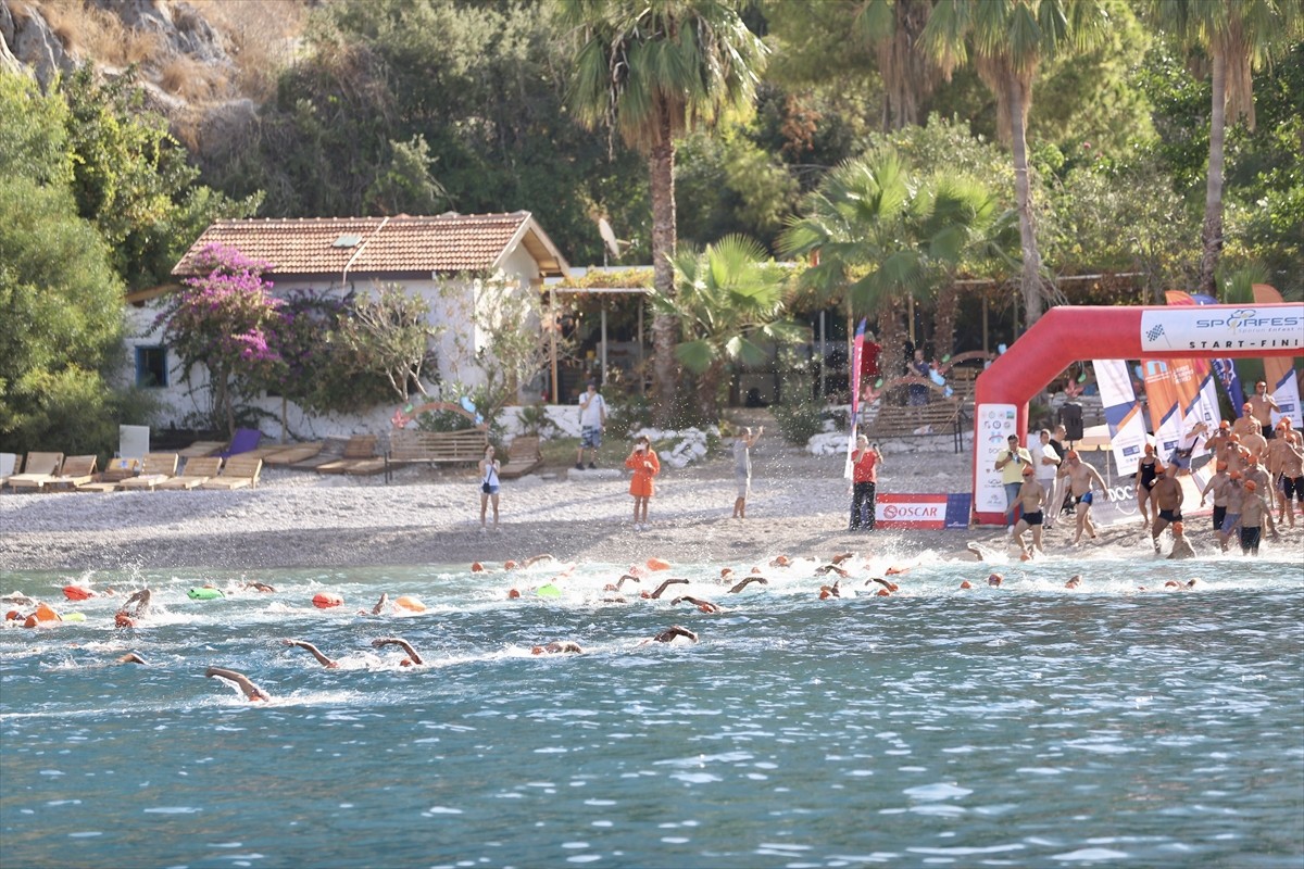 Fethiye'de Açık Su Yüzme Yarışı Coşkusu