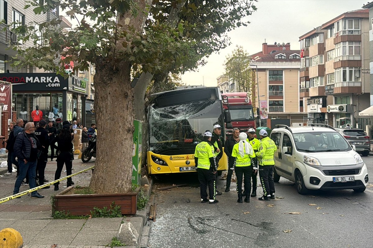 Bahçelievler'de İETT Otobüsü Ağaca Çarptı: 7 Yaralı