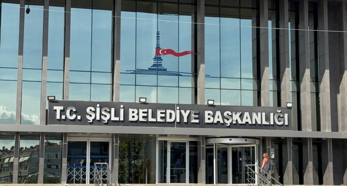 Şişli Belediyesi'nde İşten Çıkarılan İşçiler Oturma Eylemi Düzenledi