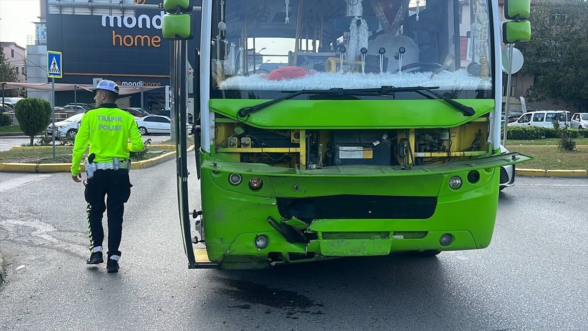 Kocaeli'de Halk Otobüsü ve Otomobil Çarpıştı: 4 Yaralı