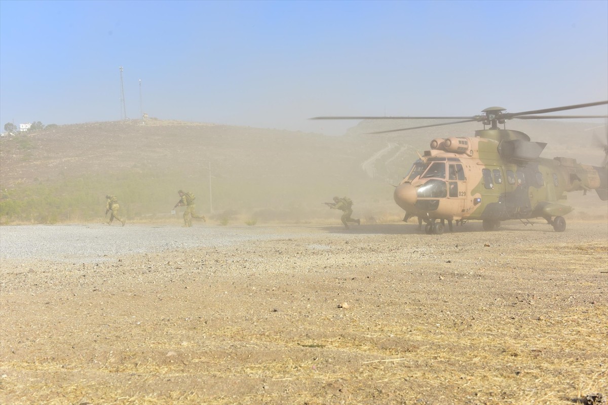 Amfibi Deniz Piyadelerinin Helikopter ve Tank Eğitimi