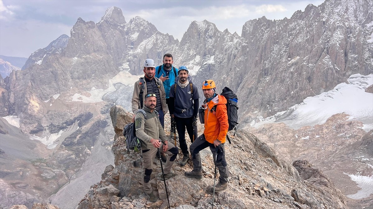 Hakkari'de Dağcılar Köşe Direği Dağı'nda Zirveye Ulaştı