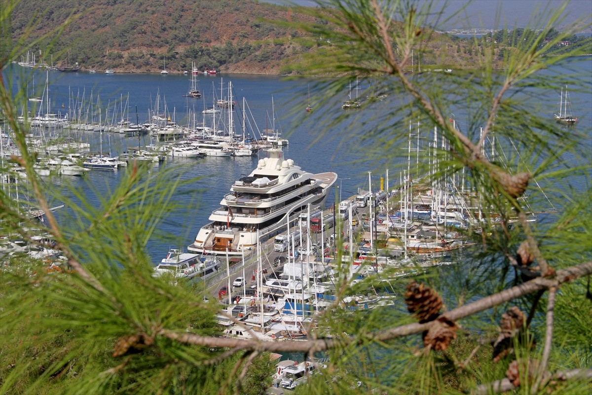 Fethiye'de Lüks Yat 'Alaiya' Yakıt İkmalinde