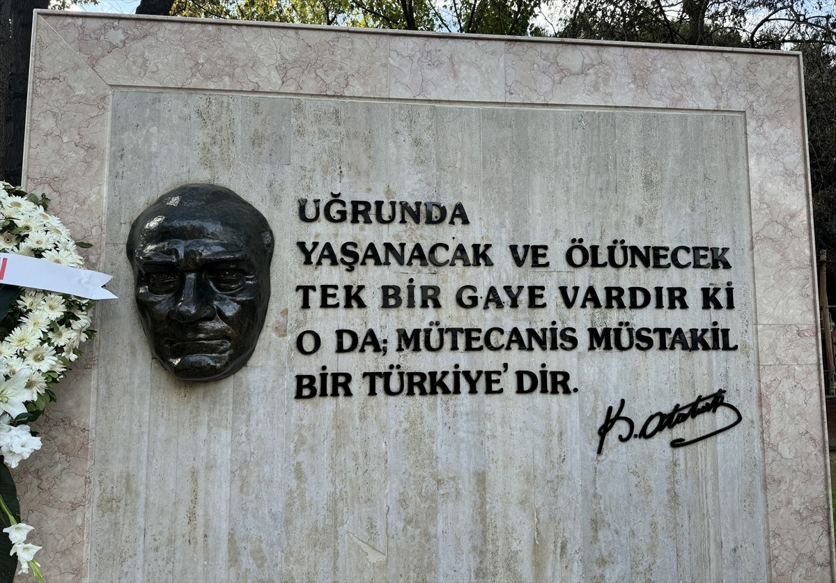 Sarıyer'de Yenilenen Atatürk Maskı ve Kaidesi Törenle Hizmete Açıldı