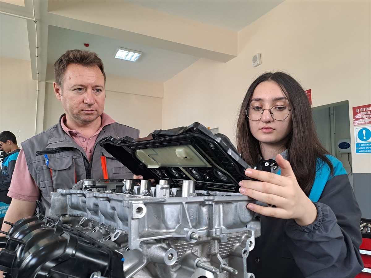 Kadın Motor Ustası Adayları Meslek Liselerinde Eğitim Alıyor