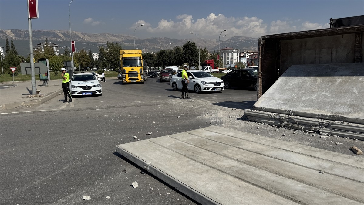 Kahramanmaraş'ta Beton Blok Yüklü Tır Devrildi