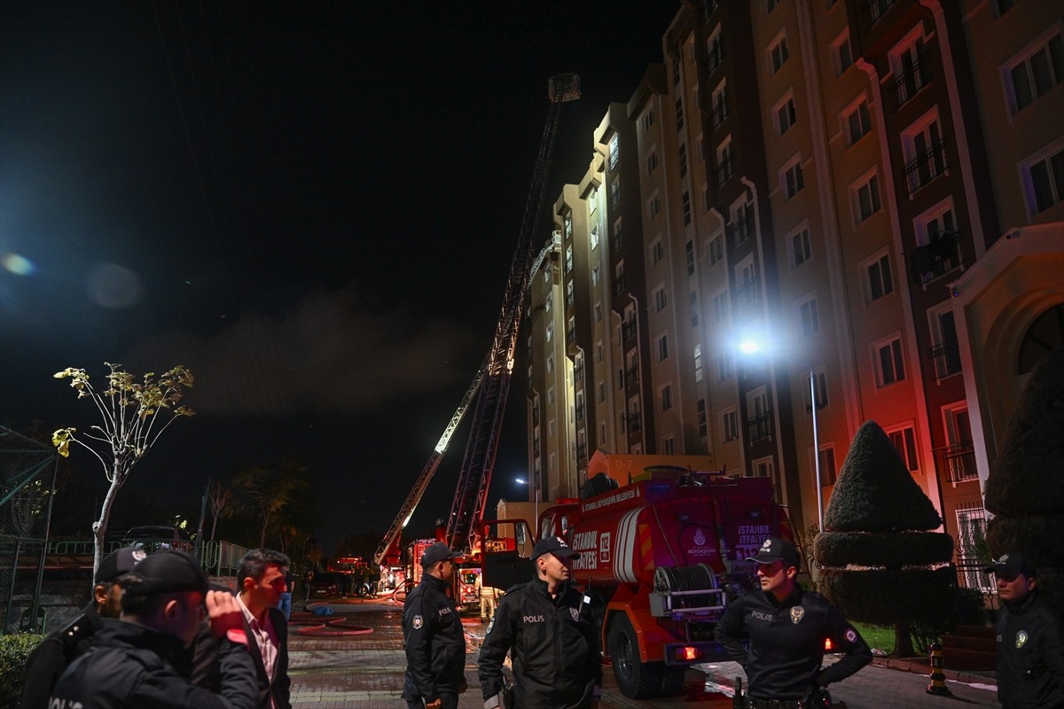 Başakşehir’de Çatı Katında Yangın: Sakinler Güvende