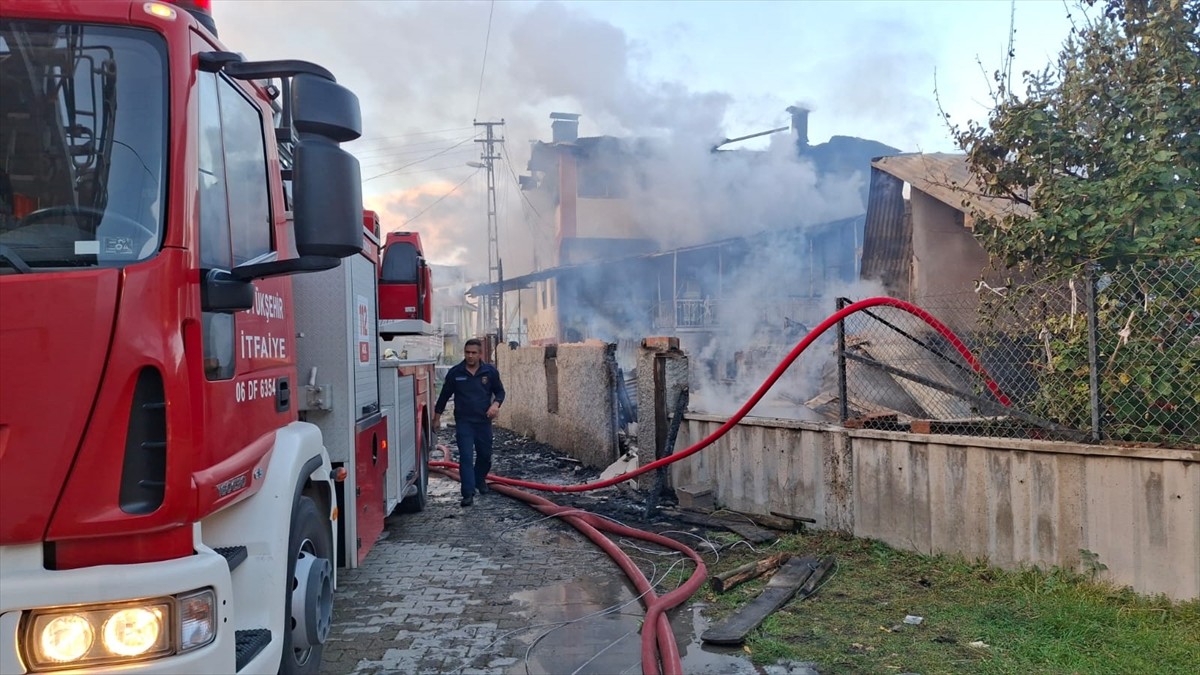 Ankara'da Yangın: Yaşlı Kadın Kurtarıldı