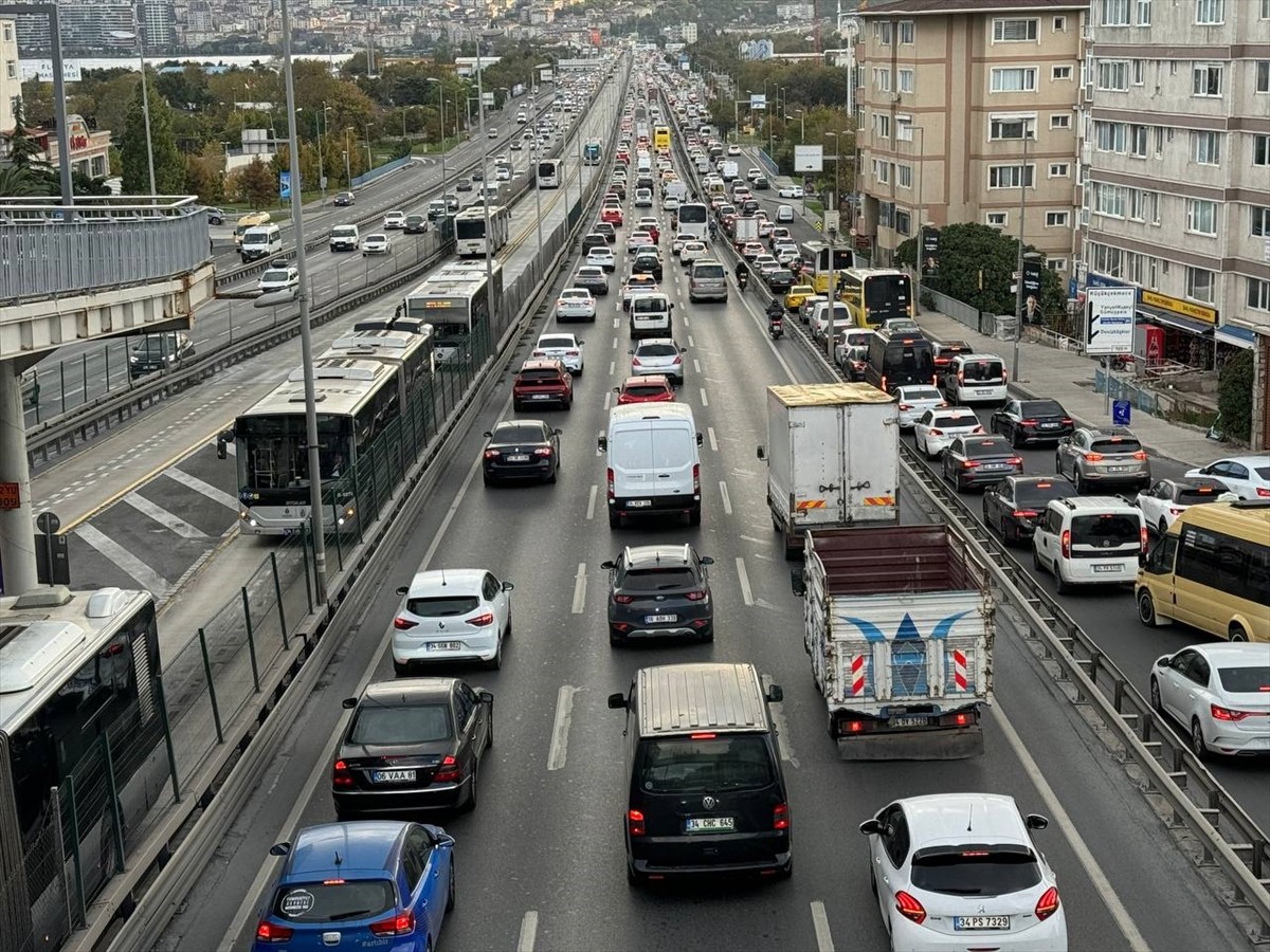 İstanbul'da Sağanak Yağış Trafiği Vurdu