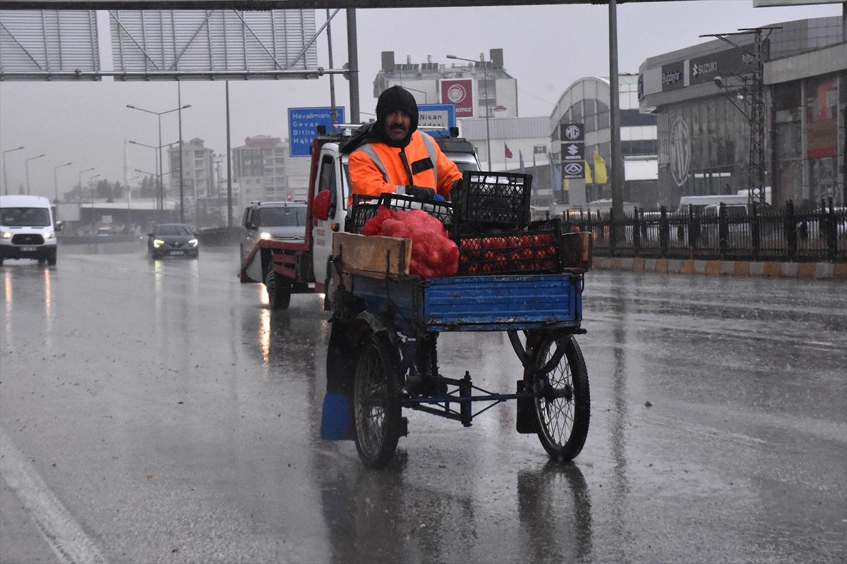 Van'da Sağanak Yağış Hayatı Olumsuz Etkiledi