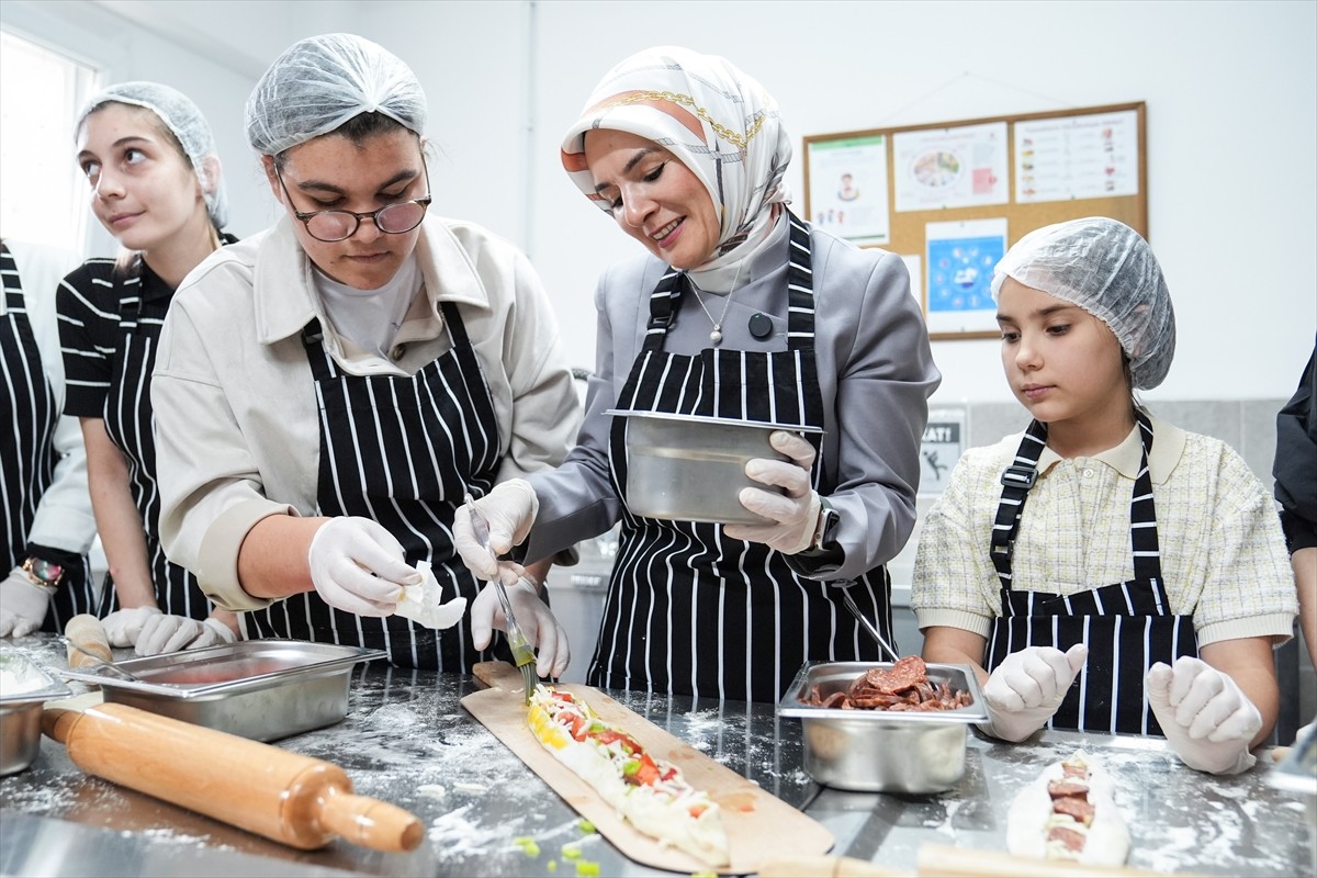 Bakan Göktaş, Kasımpaşa Oya Kayacık Çocuk Evleri Sitesi'nde Yeni Gastronomi Atölyesine Katıldı