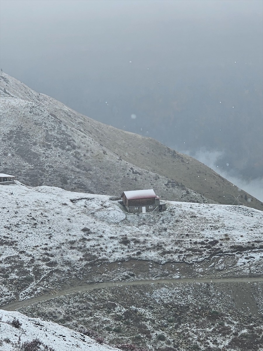 Rize ve Bayburt'ta Yüksek Kesimlere Kar Yağdı