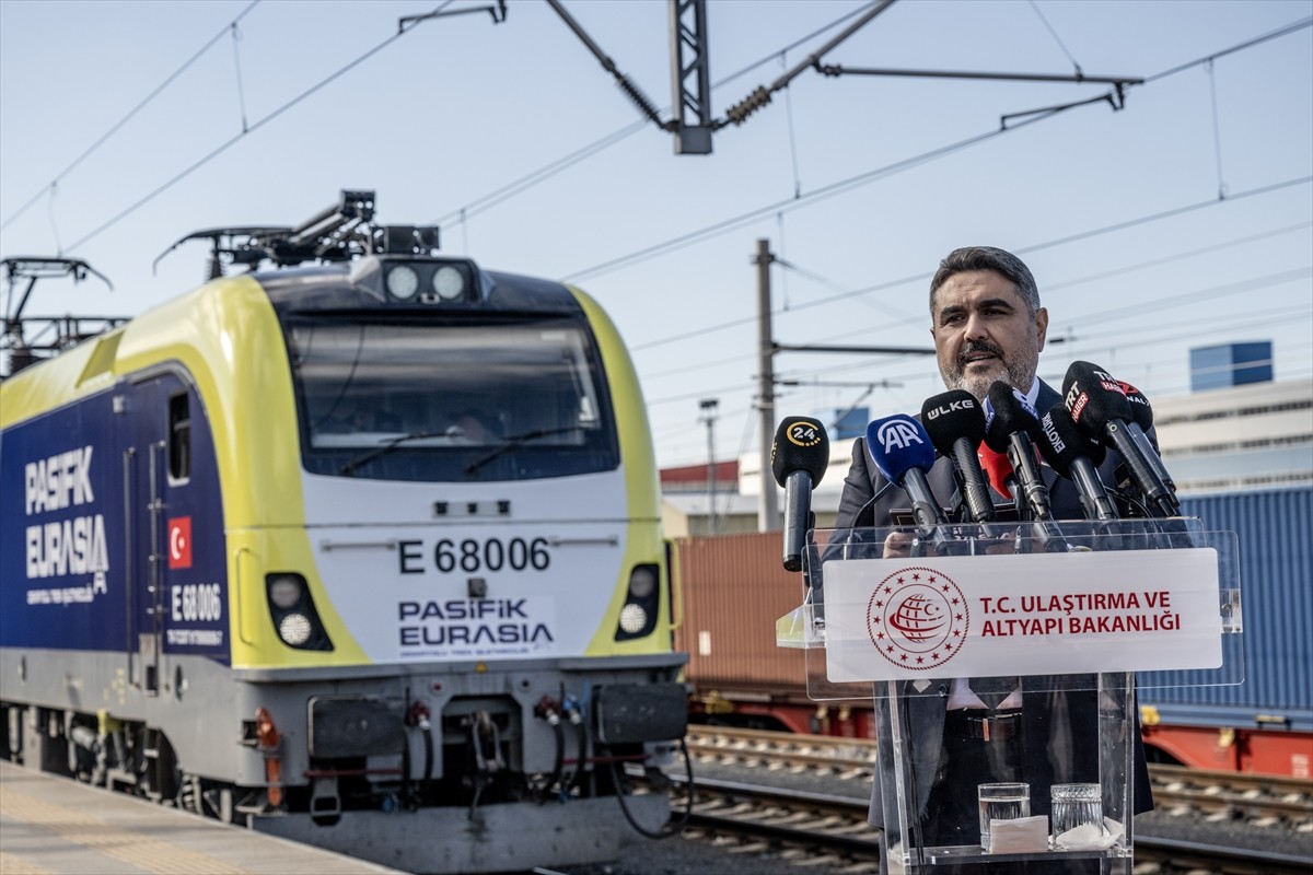 Türkiye'nin İlk Özel Uluslararası Yük Treni Avrupa'ya Uğurlandı