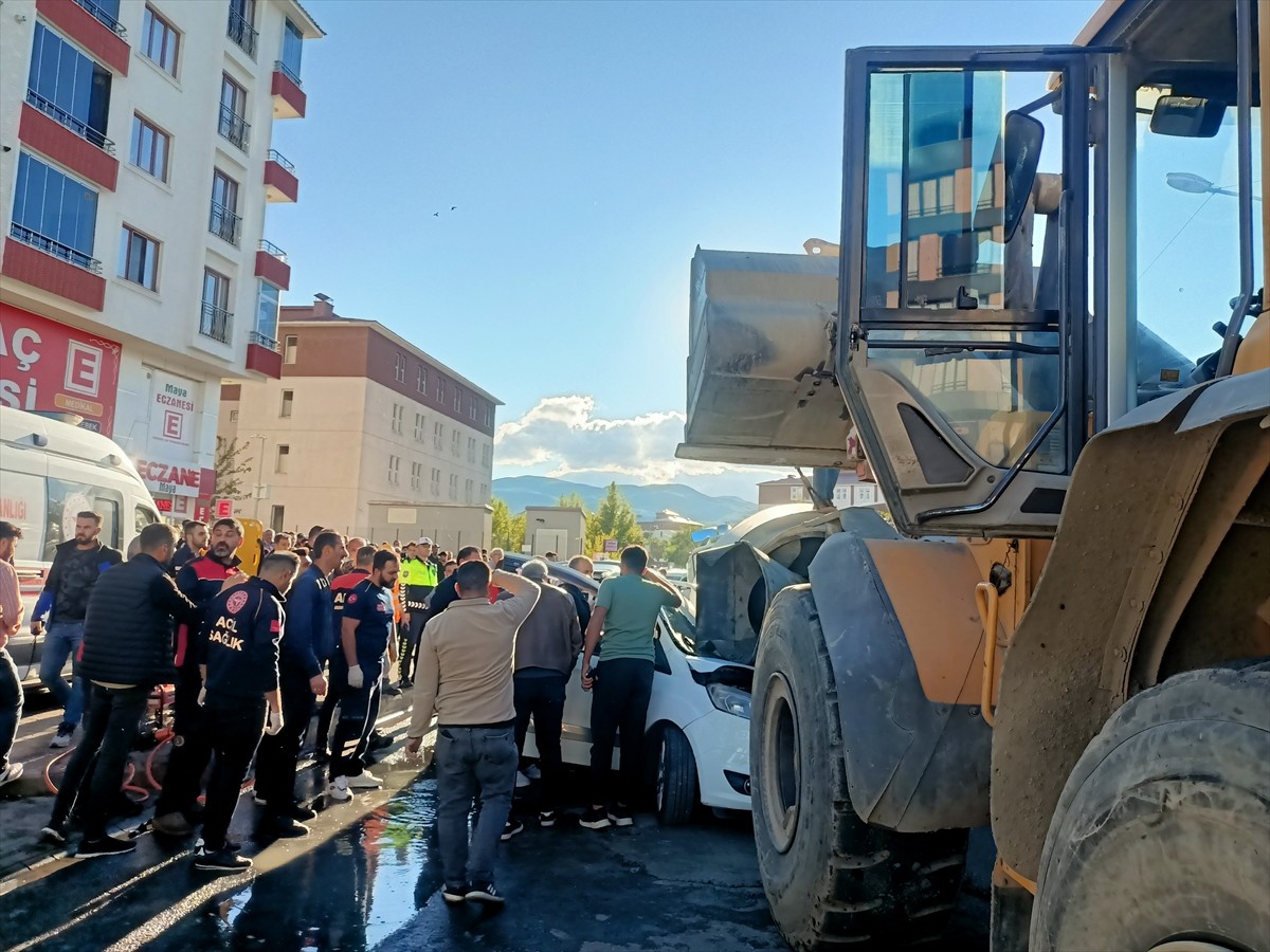 Bingöl'de Beton Mikseri Devrilince 3 Yaralı