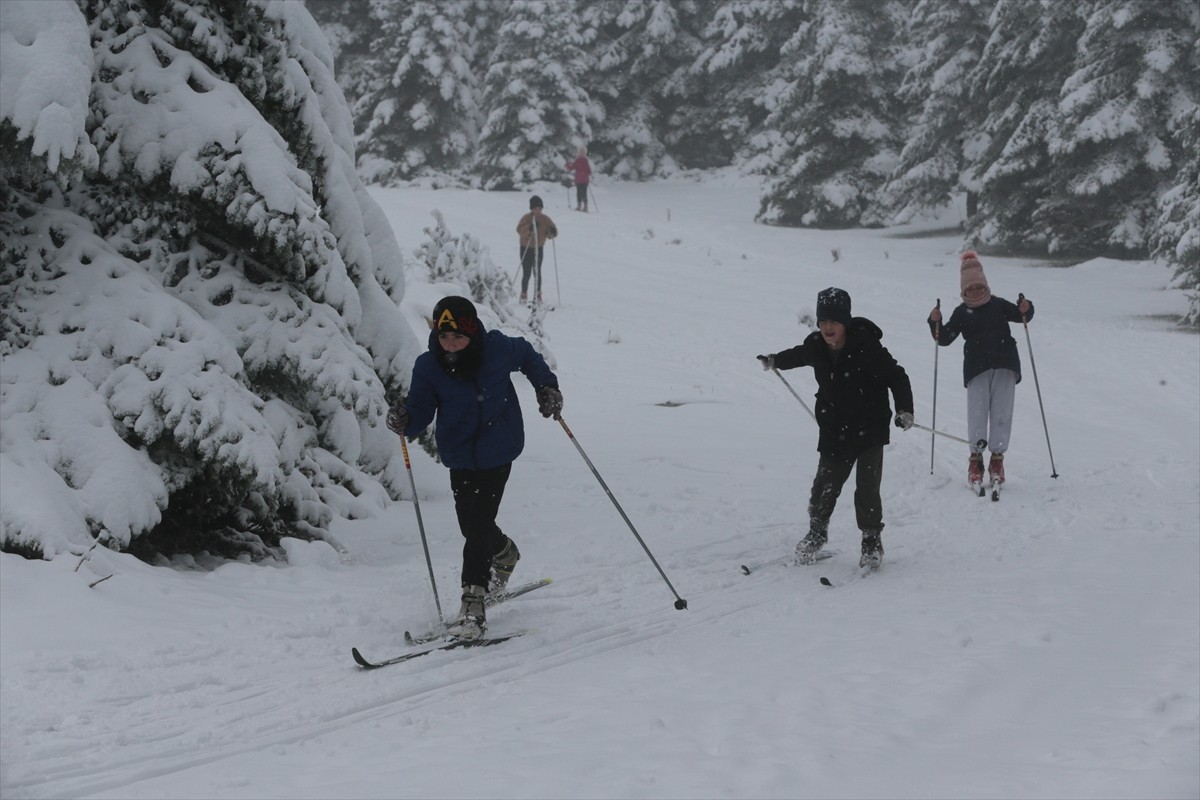 Bolu'da Kar Yağışı Kayaklı Koşu Sporcularını Sevindirdi