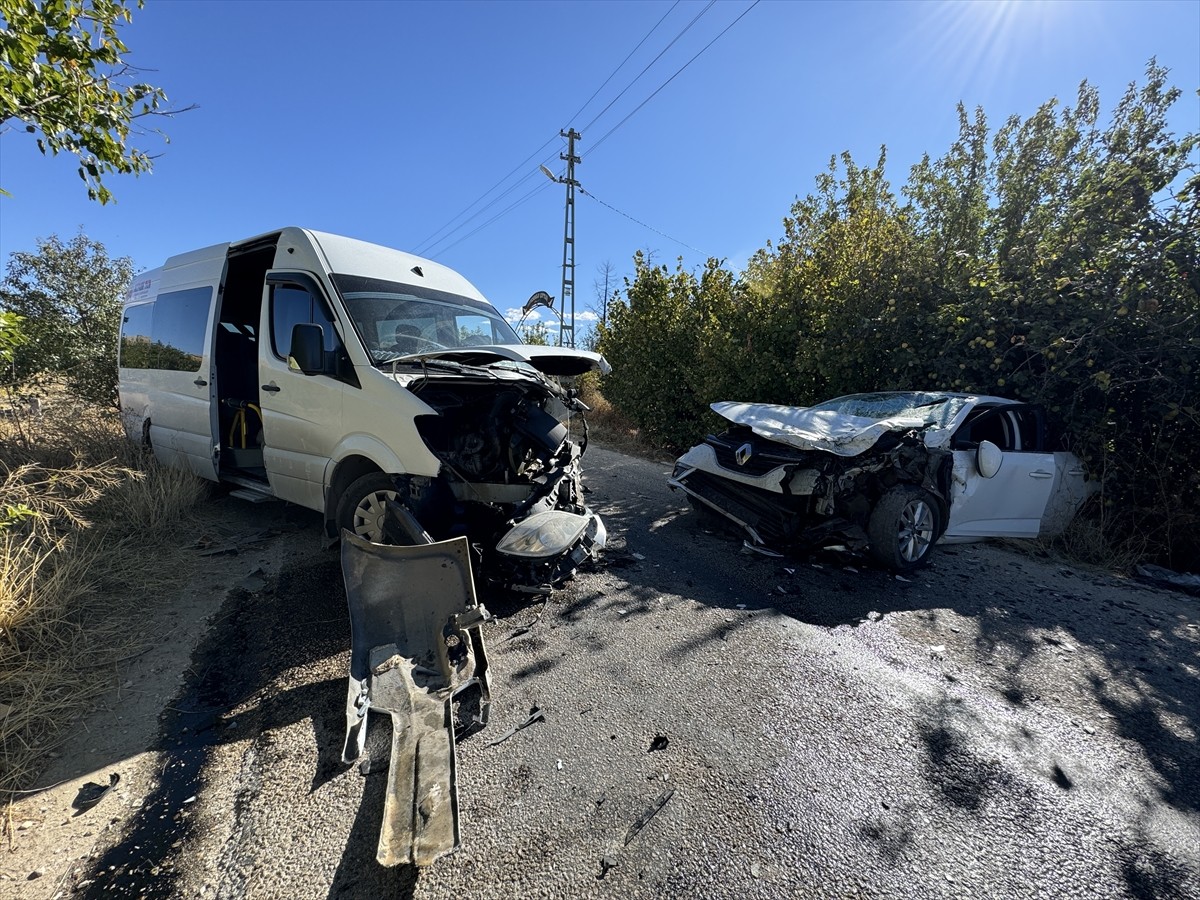 Elazığ'da Minibüs ile Otomobil Çarpıştı: 4 Yaralı