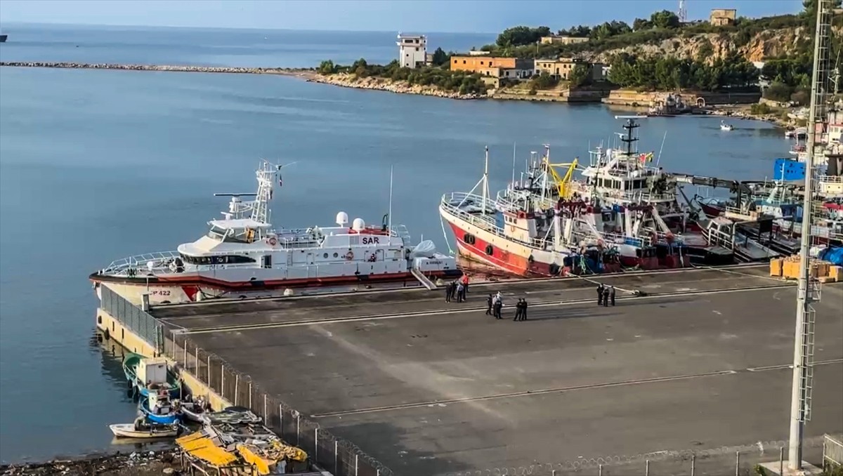 İtalya, Arnavutluk'taki Merkezlerden 12 Düzensiz Göçmeni Geri Gönderdi