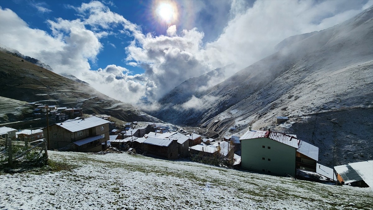 Artvin'de Kar Yağışı Sonrası Köy Yolları Ulaşıma Açıldı