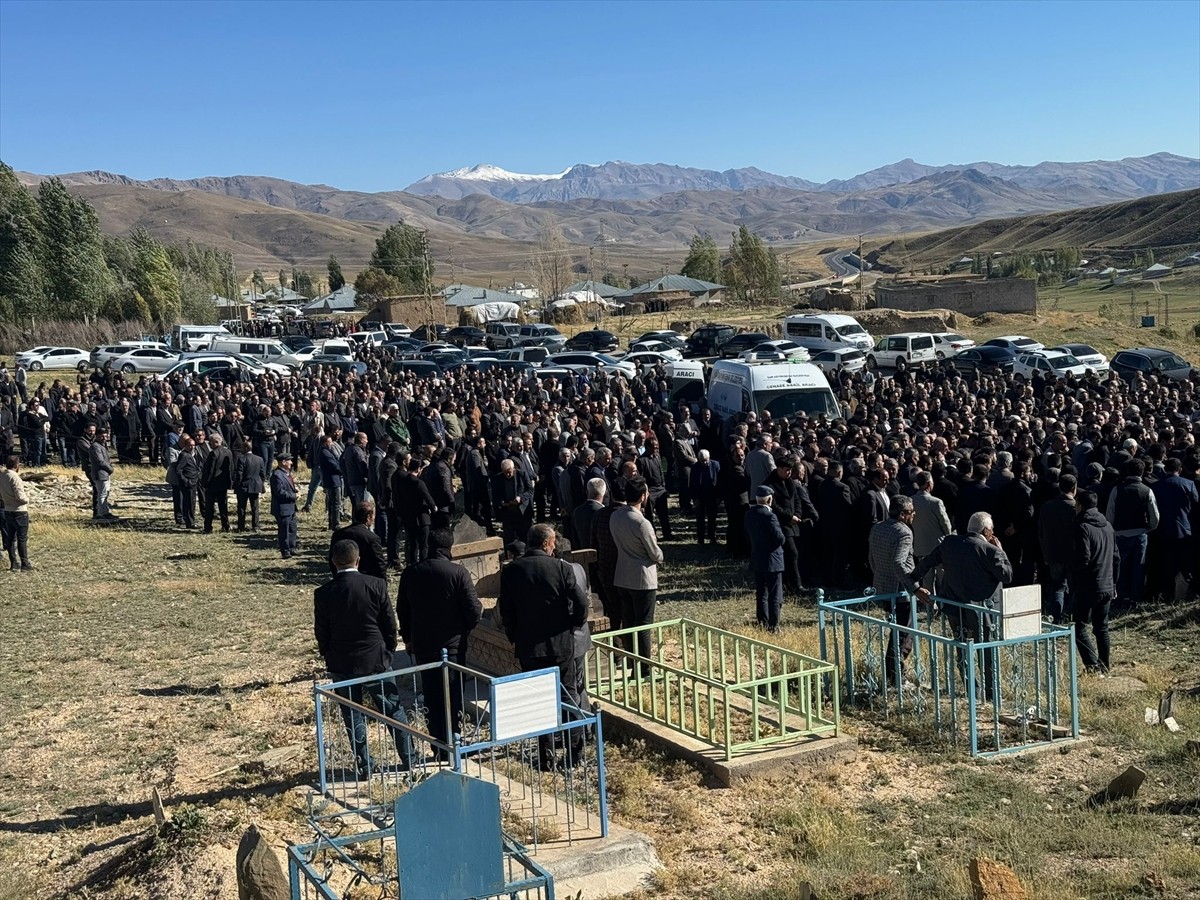 Van'daki Trajik Kazanın Ardından Baba ve Oğul Toprağa Verildi