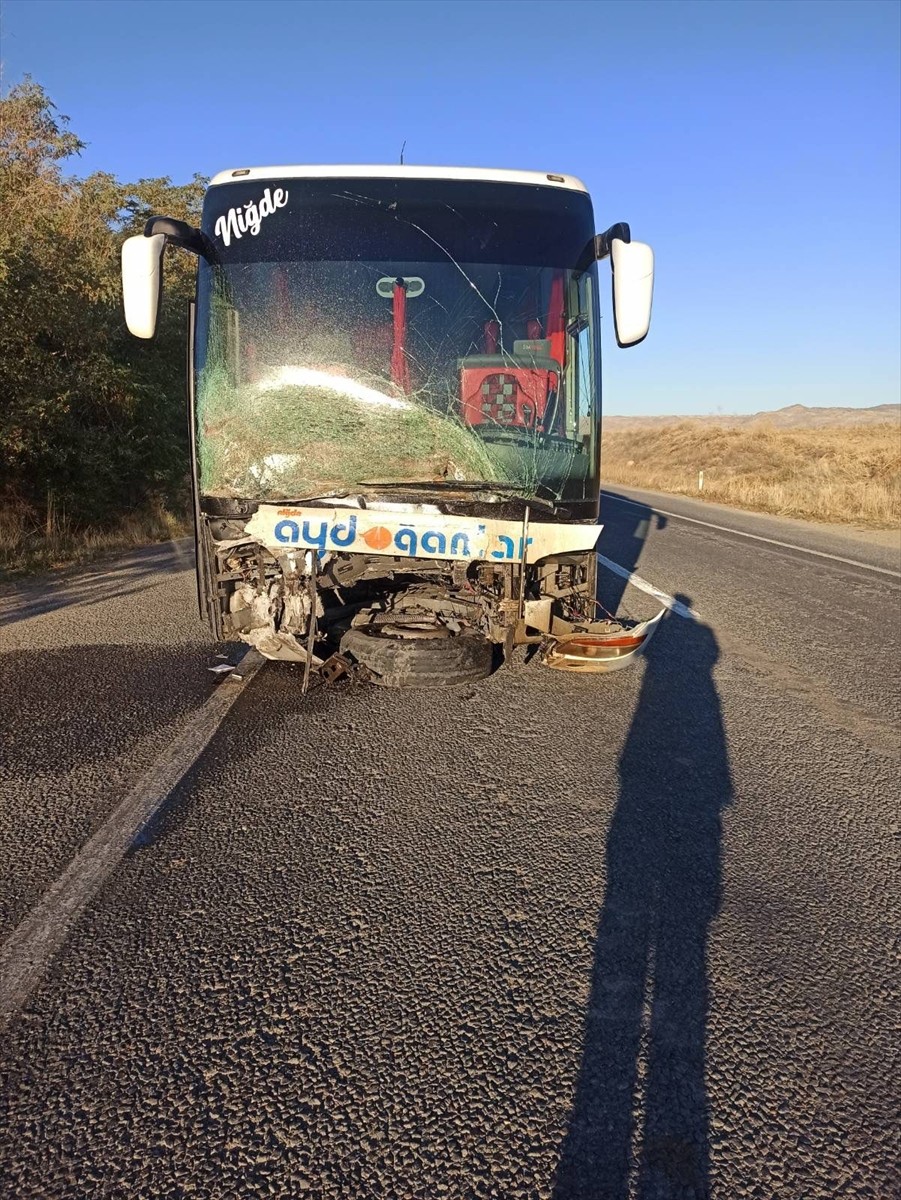 Niğde'de Facia: Otobüs ile Otomobil Çarpıştı