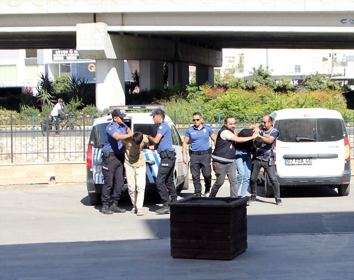 Antalya'da Polis Memuruna Yapılan Silahlı Saldırının Şüphelileri Adliyeye Sevk Edildi