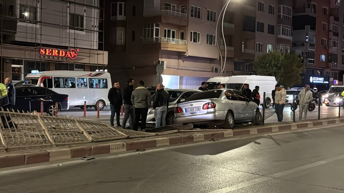 Afyonkarahisar'da Zincirleme Trafik Kazası: 2 Yaralı