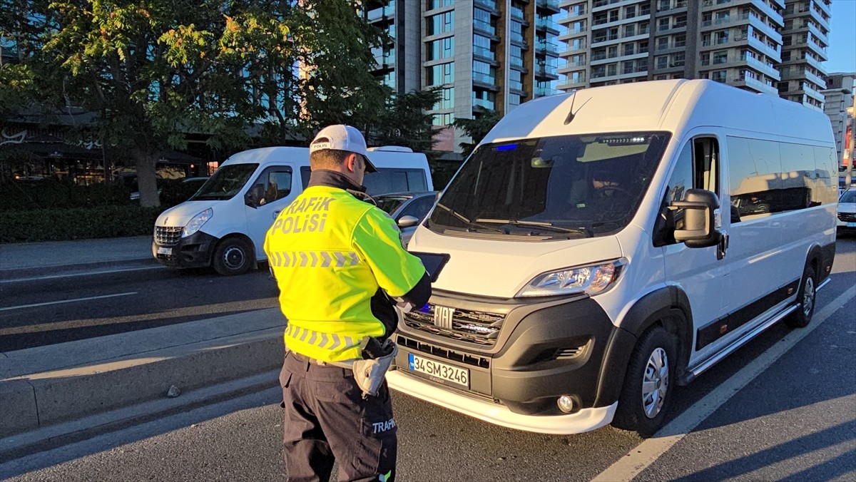 İstanbul'da Trafik Denetimi: Usulsüz Çakar-Siren ve Emniyet Şeridi İhlalleri Kontrol Edildi