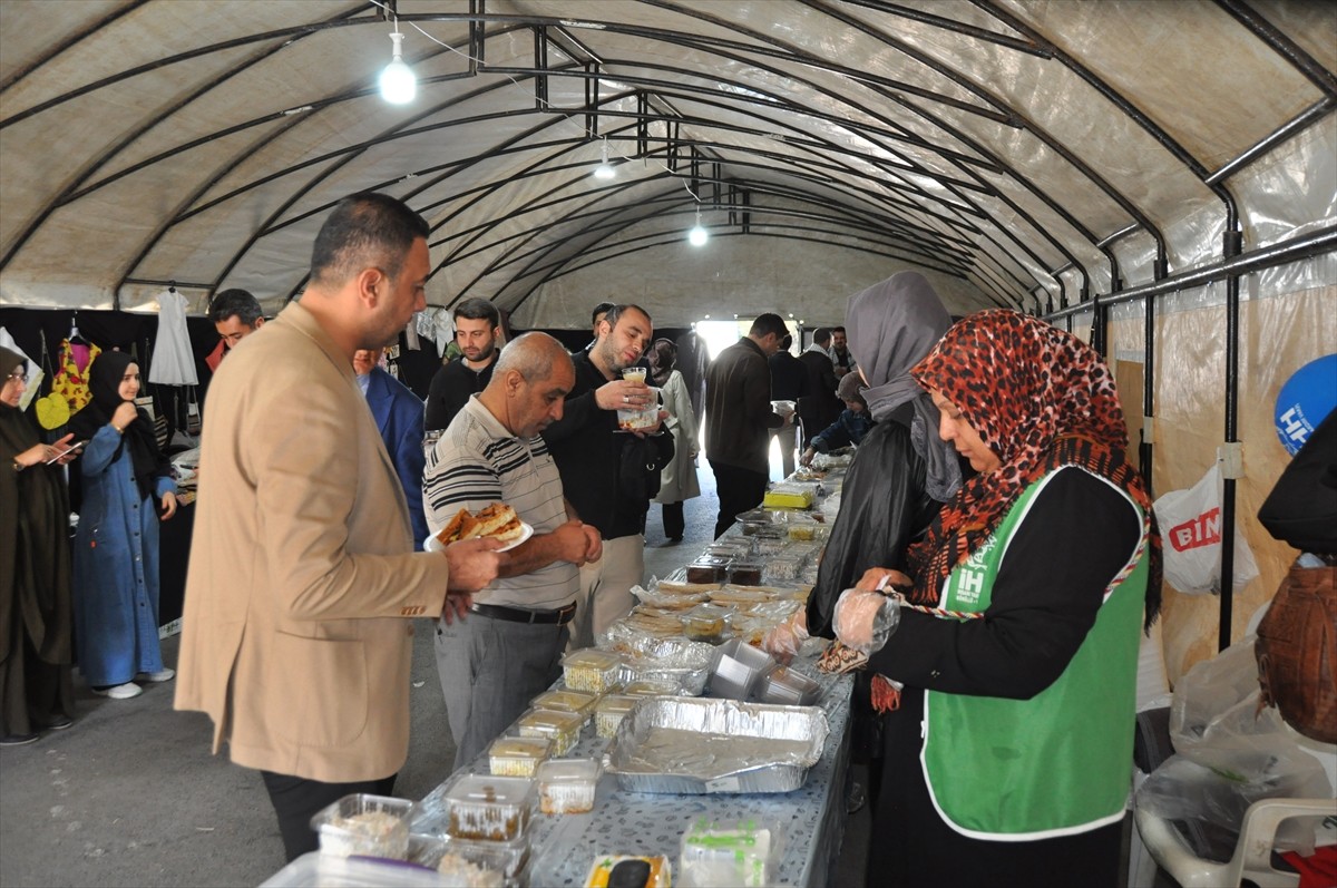 Mardin'de Gazze İçin Hayır Çarşısı Açıldı