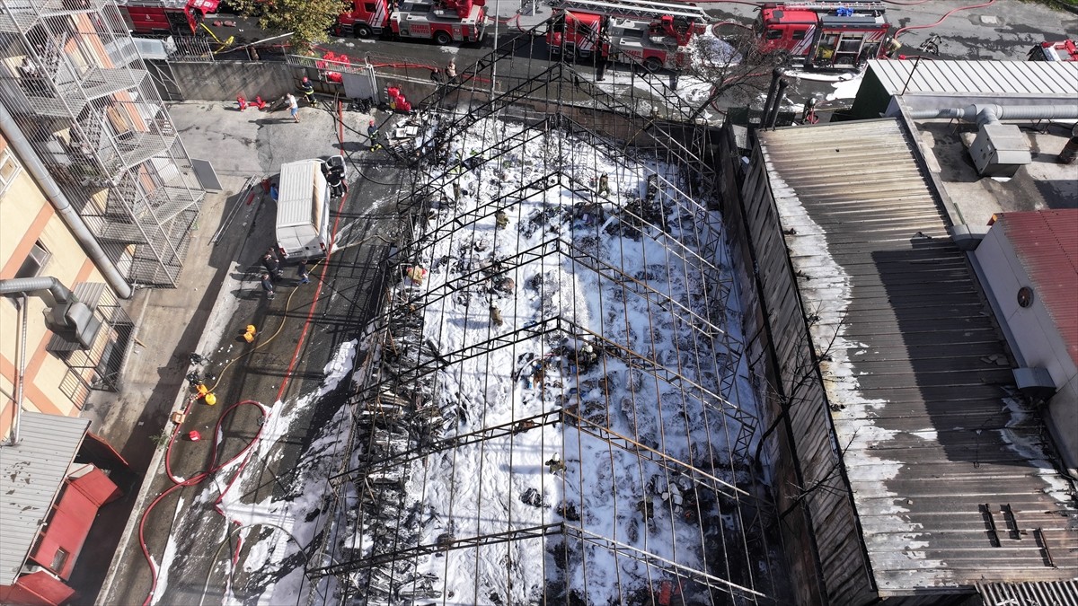 Gaziosmanpaşa'daki Fabrika Yangını Kontrol Altına Alındı