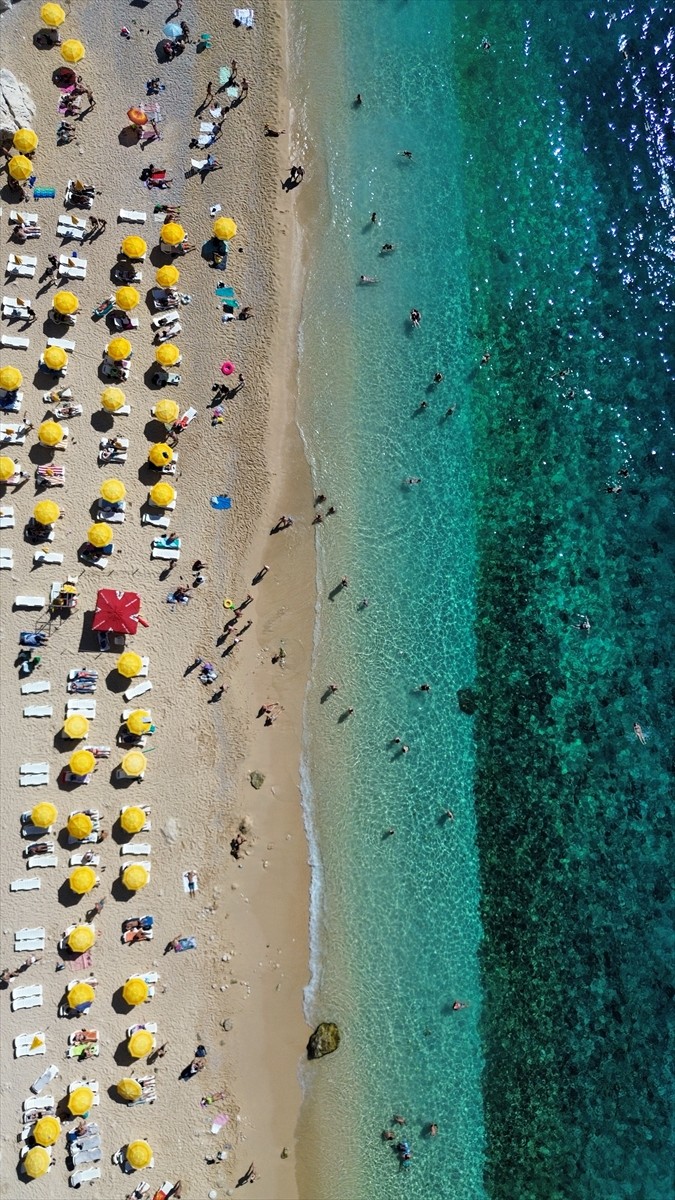 Antalya'nın Kaş İlçesinde Güneşli Hava Denize Akın Ettirdi