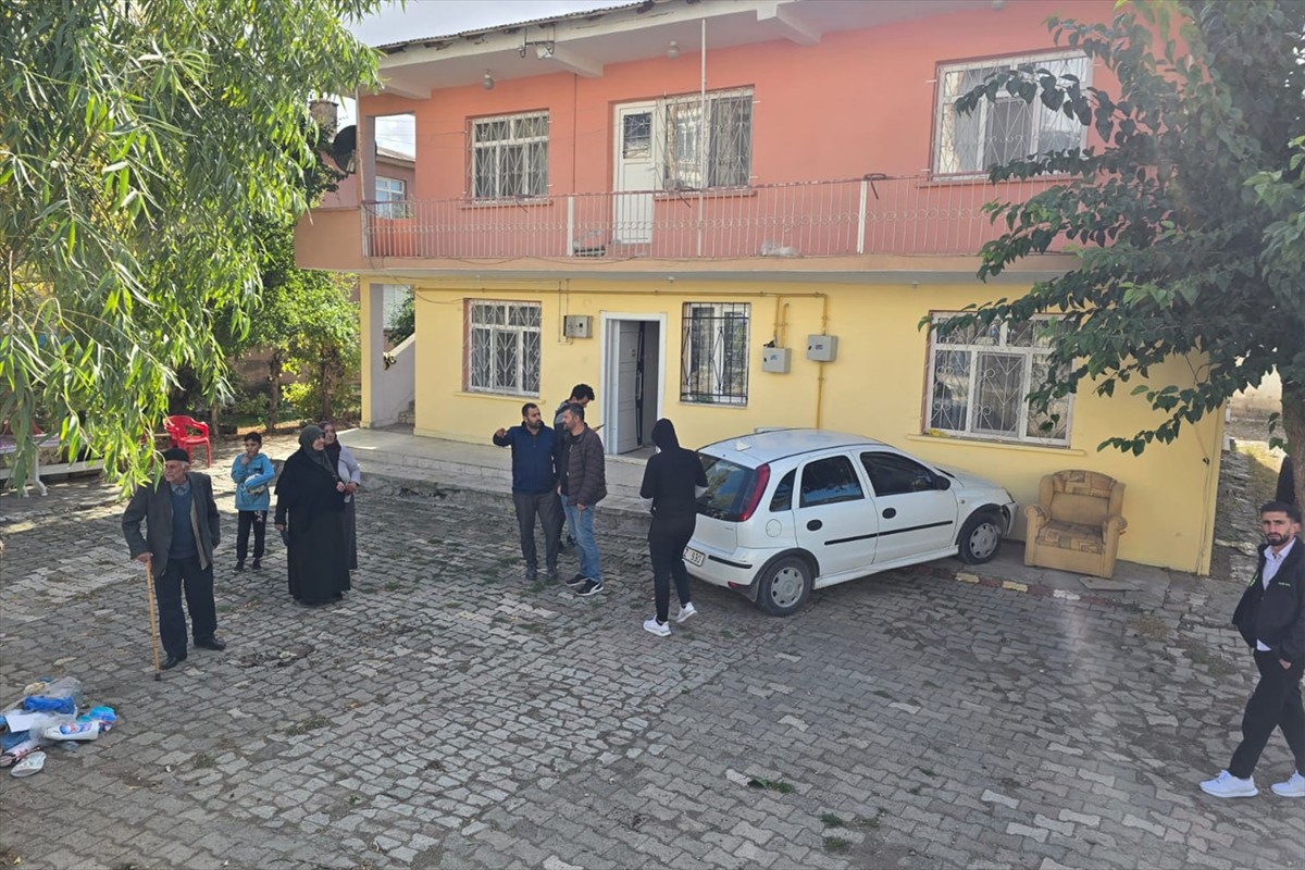 Elazığ'da Minibüs ile Otomobil Çarpışması: 3 Yaralı