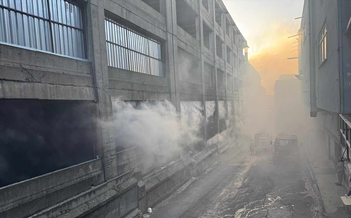 Zeytinburnu'nda 12 Katlı Binada Yangın