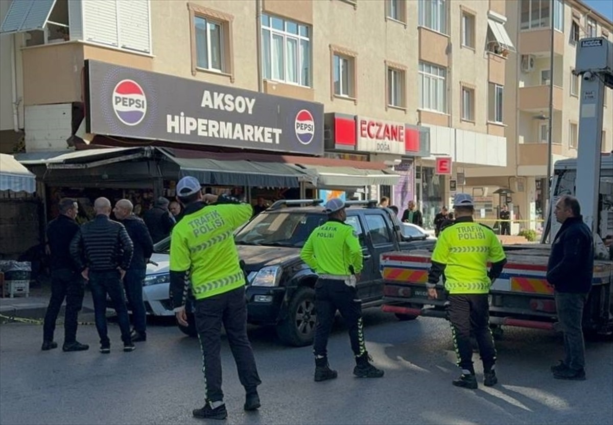 Üsküdar'da Polis Memuruna Çekiçli Saldırı Olayında Baba ve Oğul Yaralandı