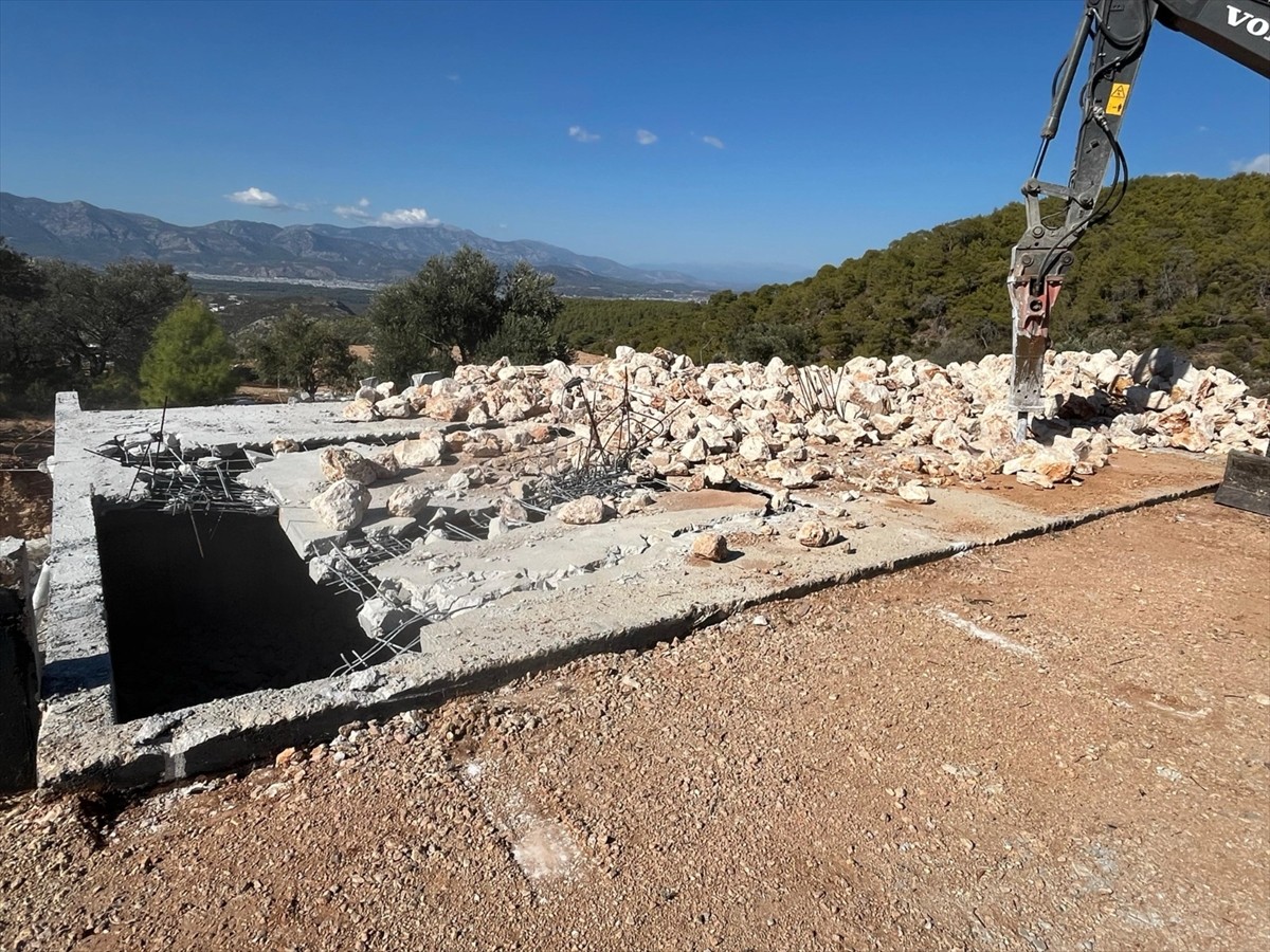 Antalya Kaş'ta Kaçak Villalar Yıkıldı