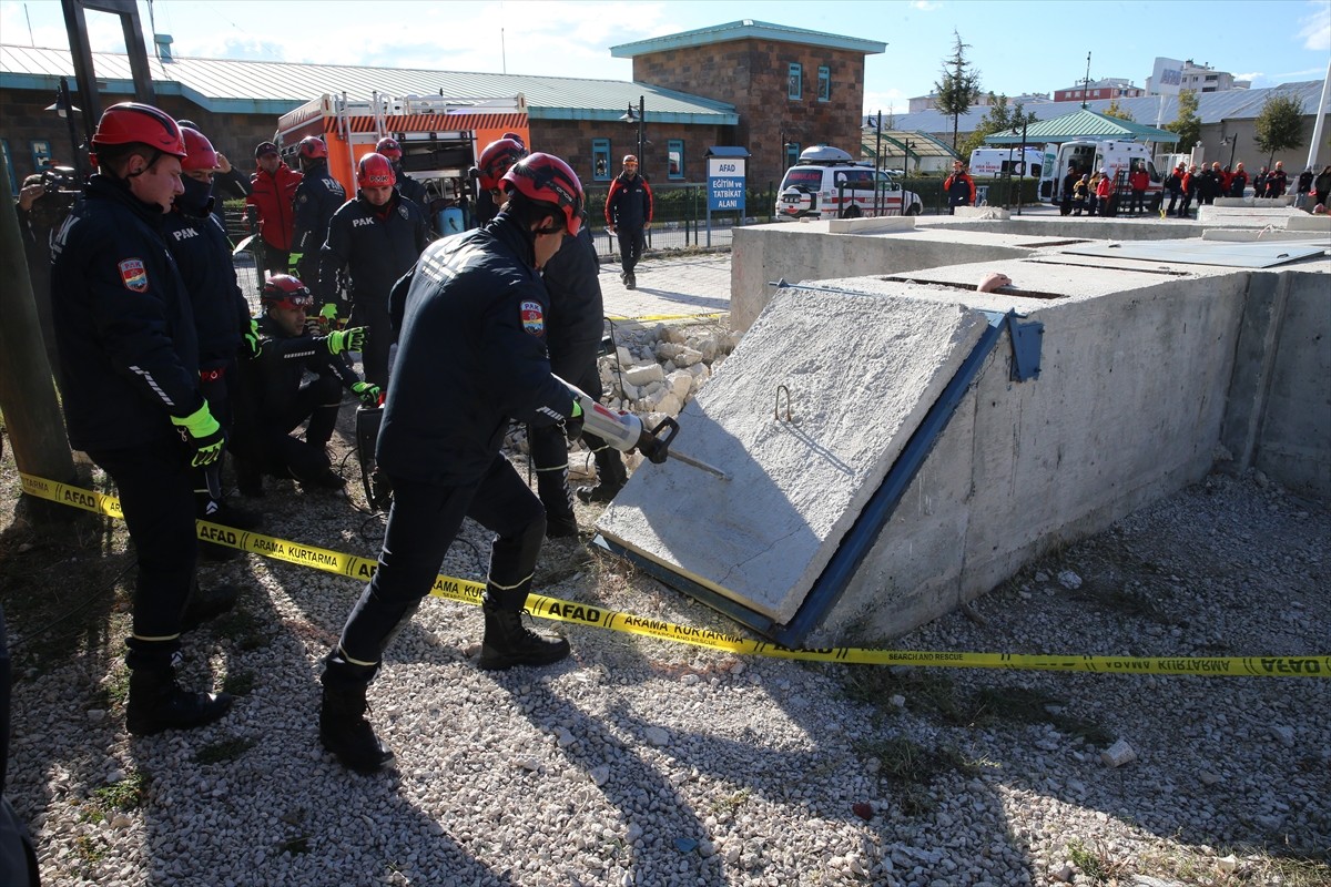 Van'da 13. Yılında Deprem Anma ve Tatbikat Etkinliği