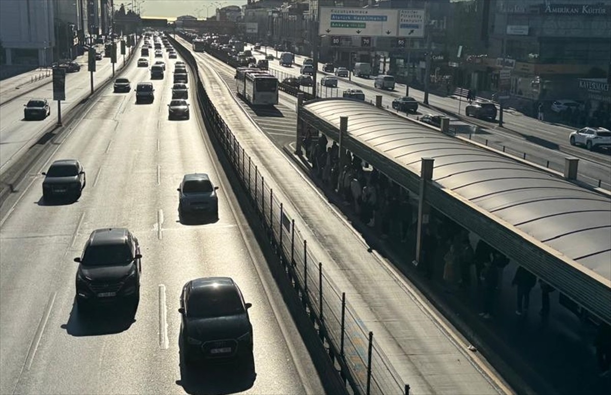 Avcılar'da Seyir Halindeki Metrobüste Yangın İtfaiye Tarafından Söndürüldü