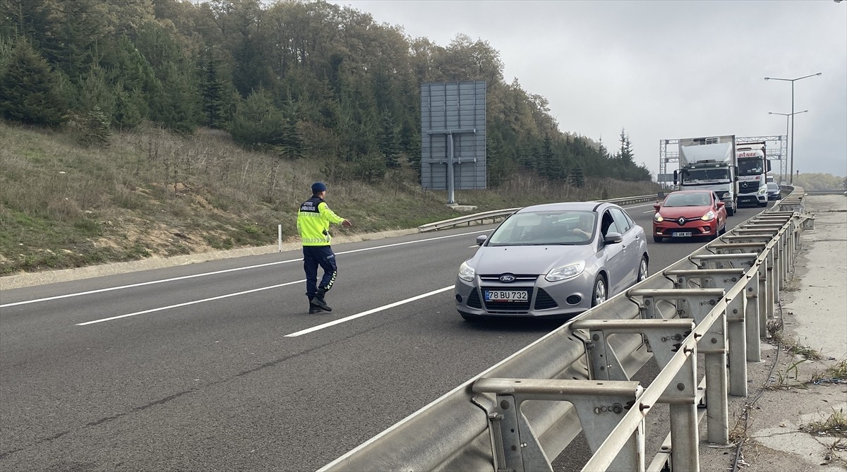 Bolu'da Tanker ve Otomobil Çarpıştı: Sürücüler Yaralandı