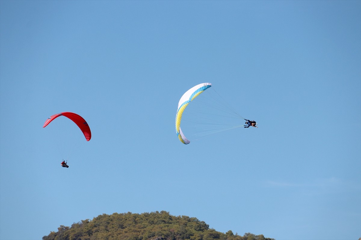 Fethiye'de 24. Uluslararası Ölüdeniz Hava Oyunları Festivali Devam Ediyor