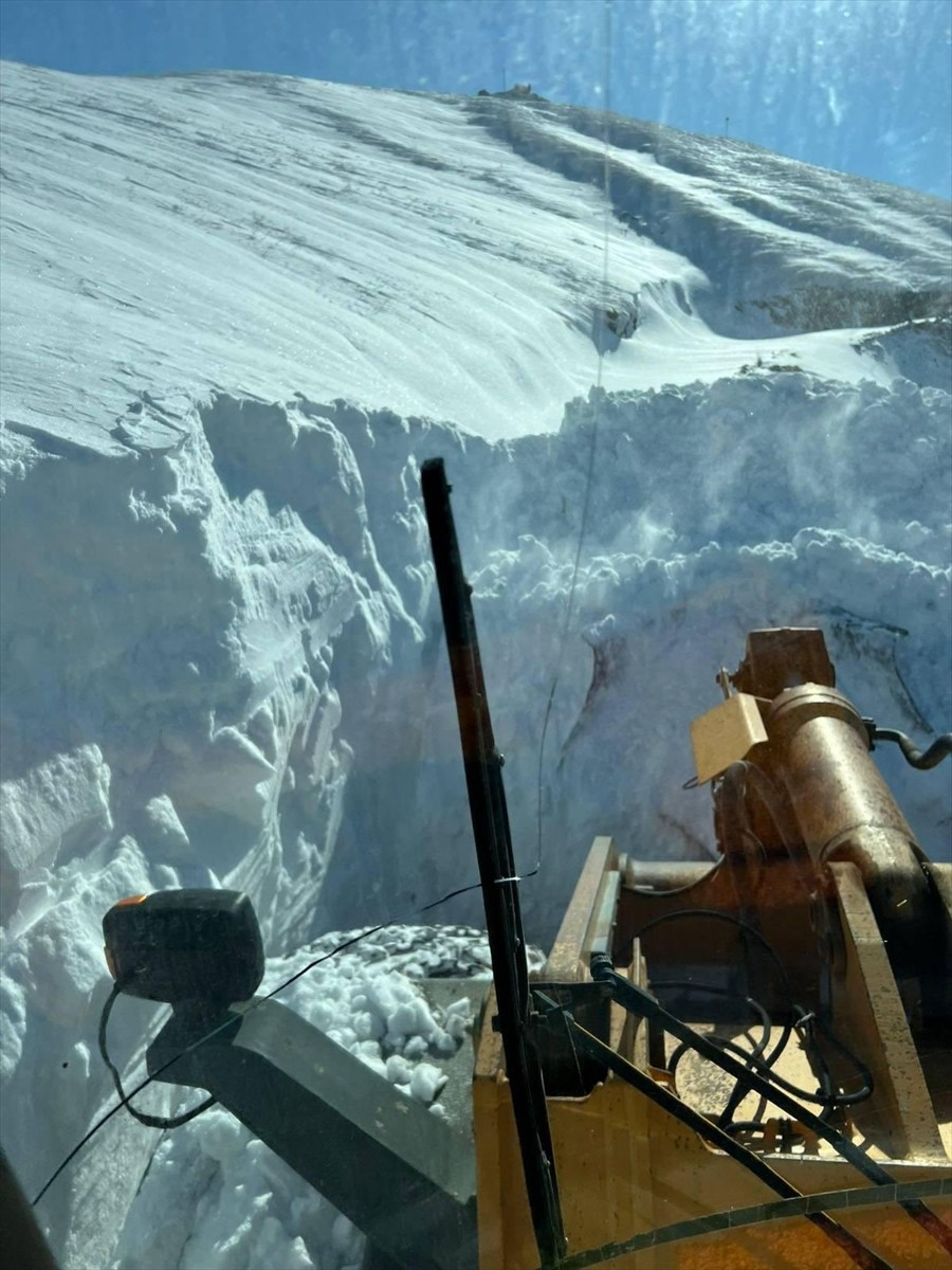 Hakkari'de Kar Nedeniyle Kapanan Üs Bölgesi Yolu İçin Çalışmalar Başlatıldı