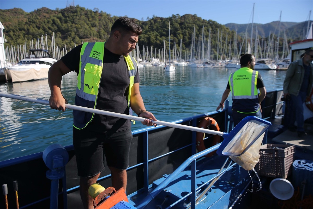 Marmaris Körfezi'nde Deniz Temizliği Yapıldı