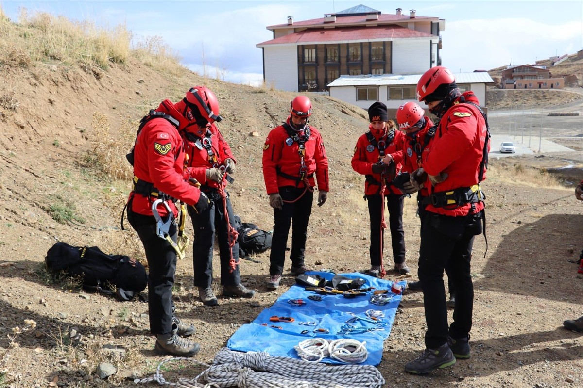 Hakkari'de JAK Timi Kayak Sezonu İçin Tatbikat Gerçekleştirdi