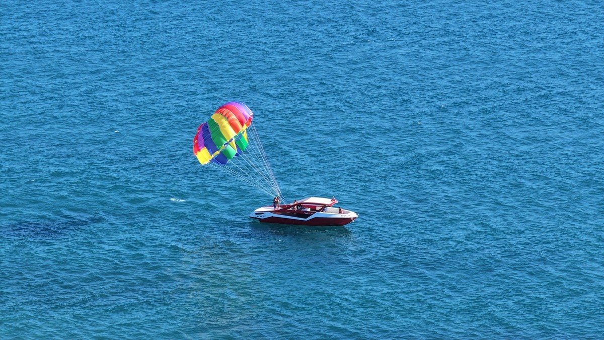 Antalya Sahillerinde Yaz Havası Keyfi