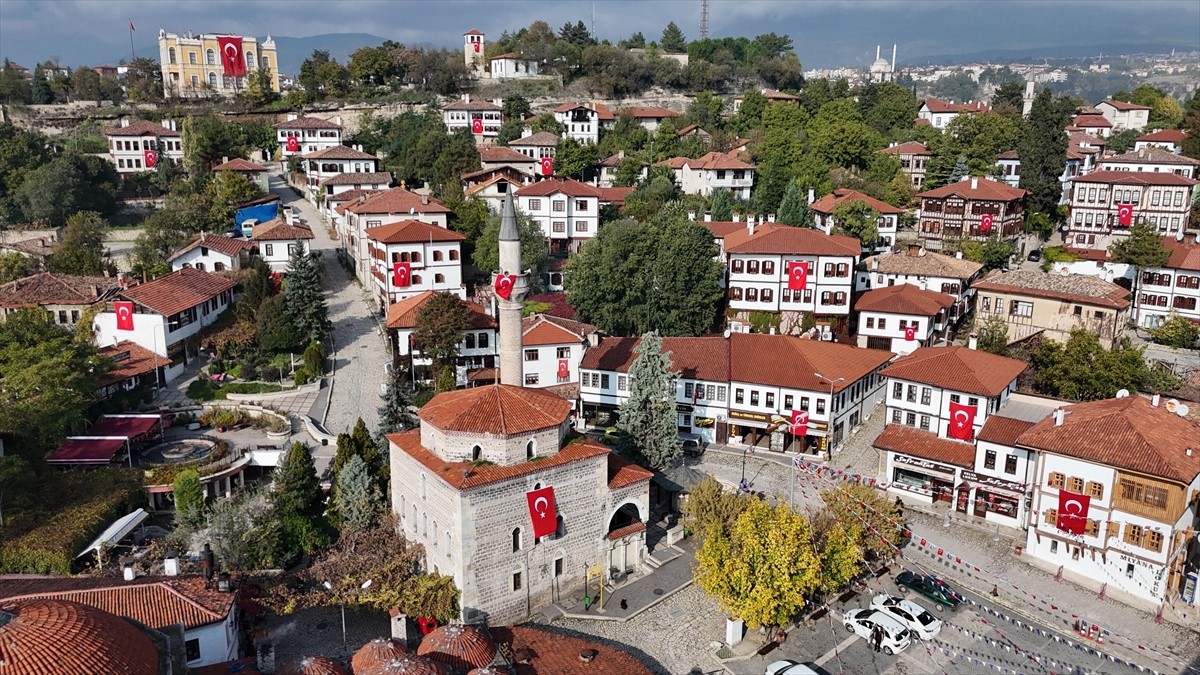 Safranbolu'daki Tarihi Yapılar Cumhuriyet Bayramı İçin Süsleniyor