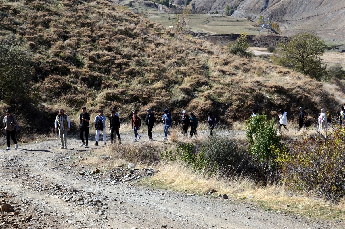 Muş'ta Gençler Doğa Yürüyüşü ile Bir Araya Geldi