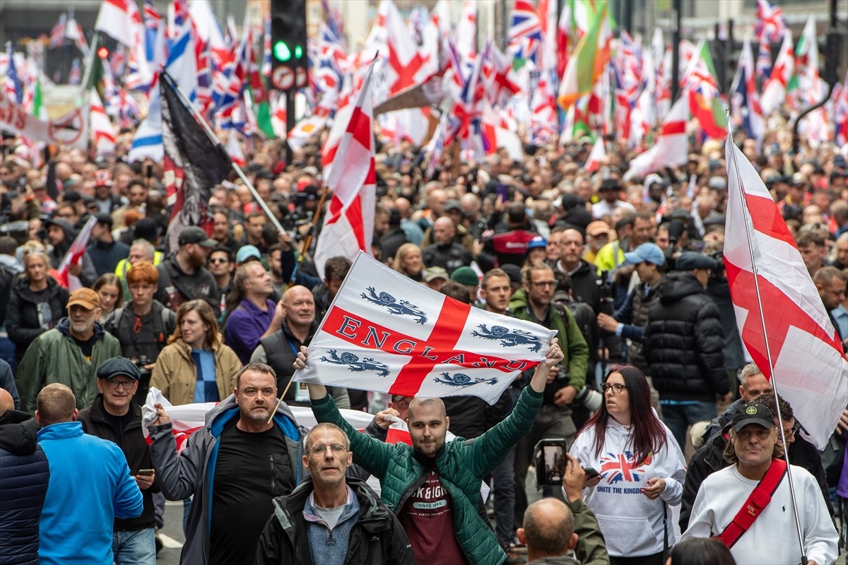 Londra'da Aşırı Sağcılar ile Irkçılık Karşıtları Karşı Karşıya Geldi