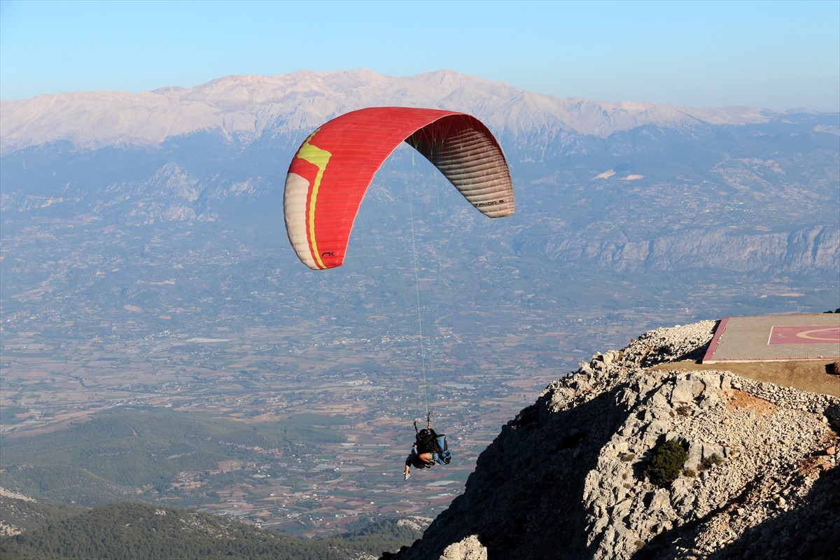 Muğla'da 24. Uluslararası Ölüdeniz Hava Oyunları Festivali Sürüyor