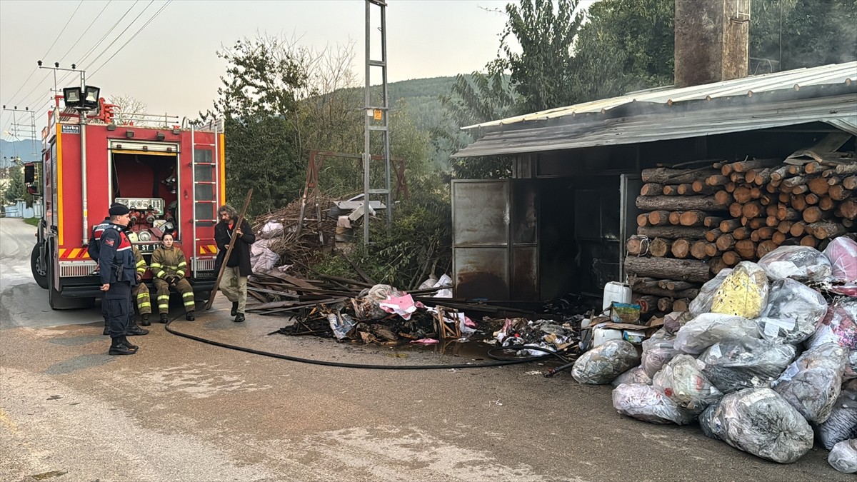 Karabük'te Restoranda Yangın Kontrol Altına Alındı