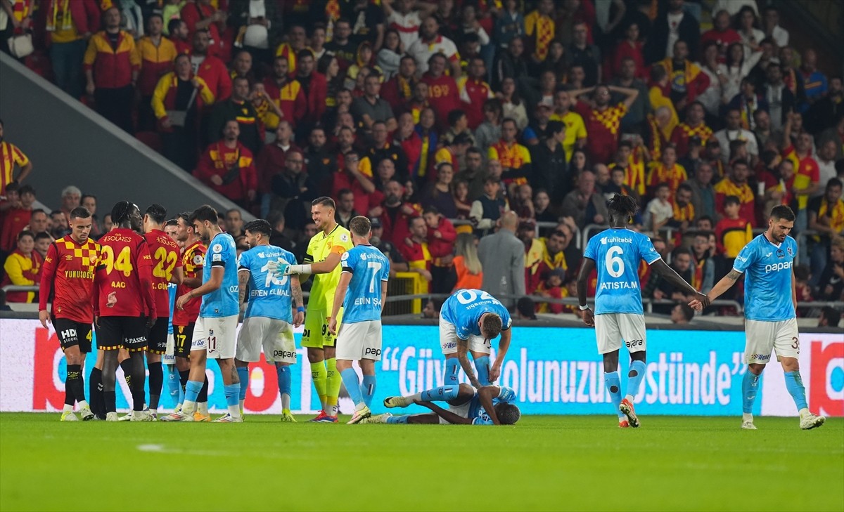 Göztepe, 10 Kişiyle Trabzonspor'u 2-1 Yenerek Önemli Bir Galibiyet Aldı