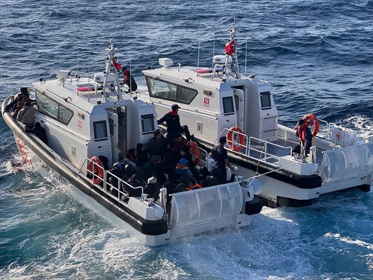 İzmir Açıklarında 43 Düzensiz Göçmen Kurtarıldı
