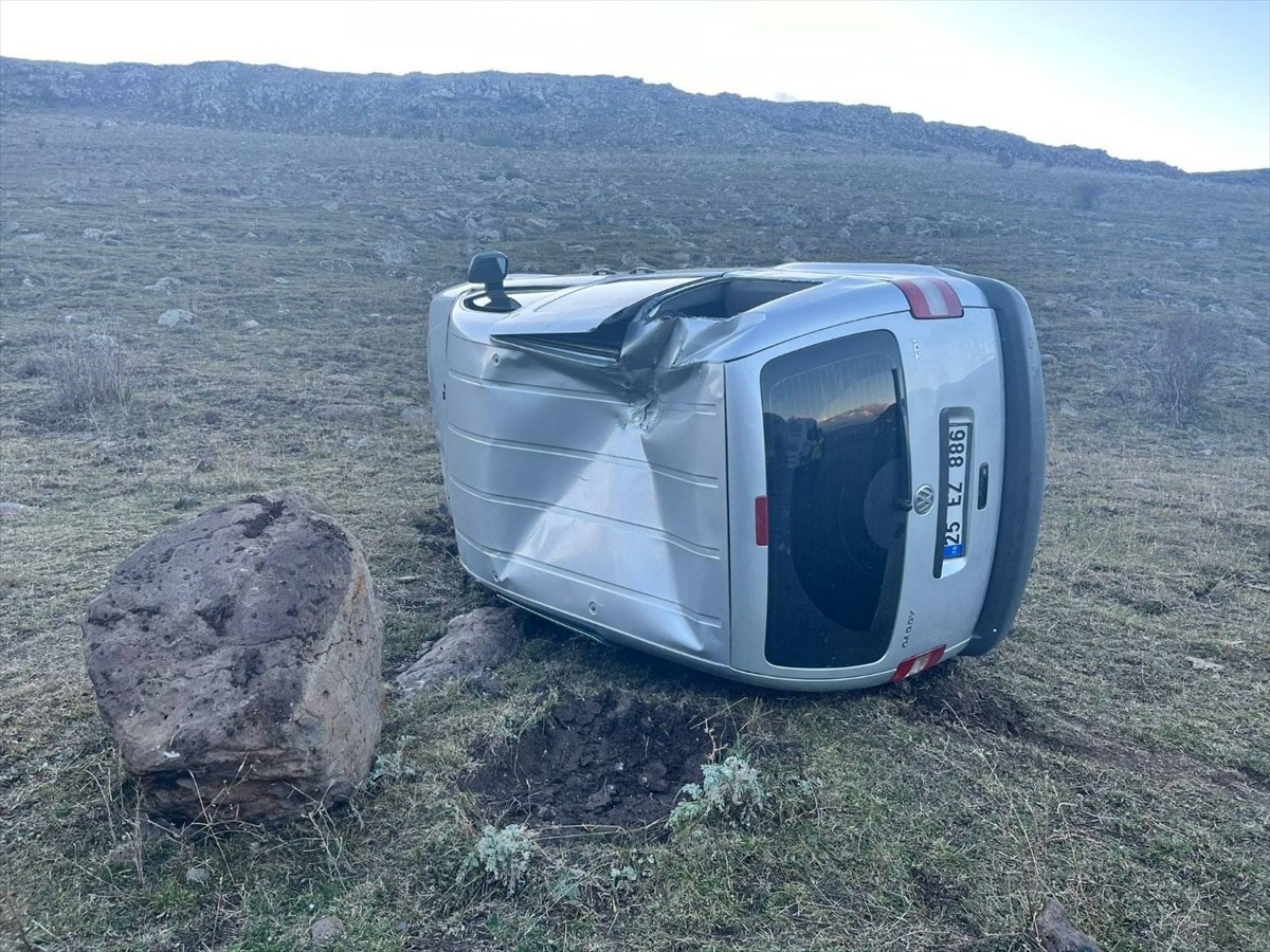 Kars'ta Şarampole Devrilen Araçta İki Yaralı